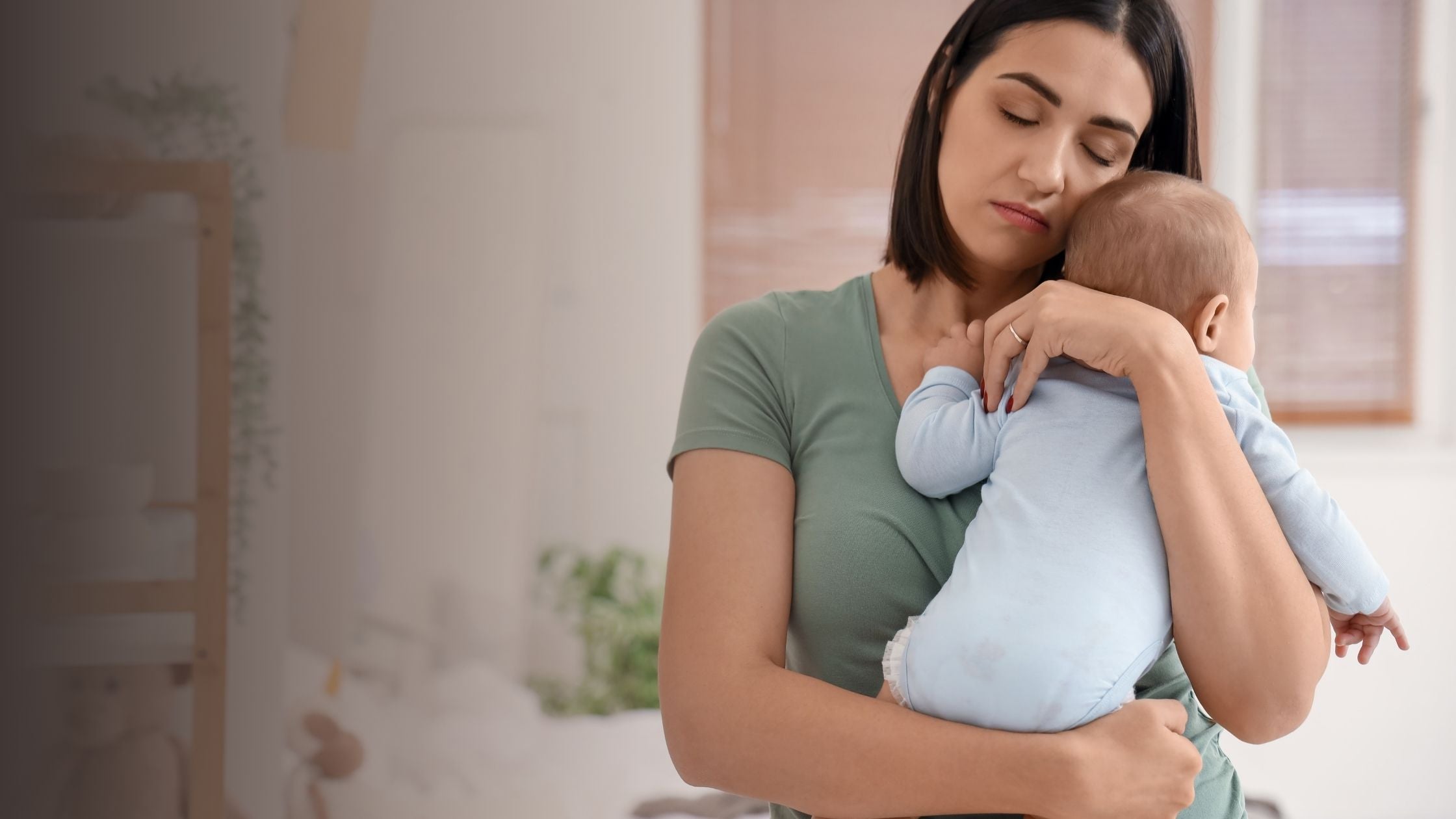 Mom hugging her baby | Organic Formula Hub